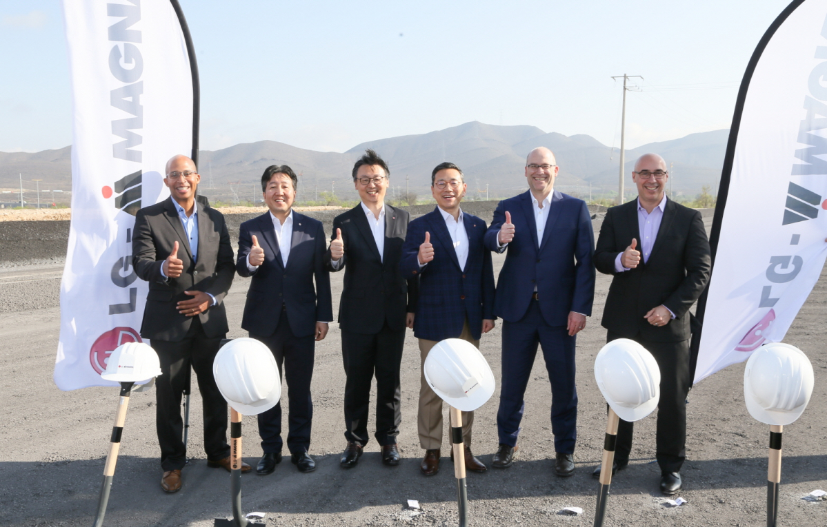 ▲19일 멕시코 라모스 아리즈페에서 LG마그나 전기차 부품 생산공장 착공식을 가졌다. 사진 왼쪽 두 번째부터 정원석 LG마그나 대표, 은석현 LG전자 VS사업본부장, 조주완 LG전자 CEO, 톰 럭커(Tom Rucker) 마그나 파워트레인 대표, 제프 모리슨(Jeff Morrison) GM 부사장.
(사진제공=LG마그나)