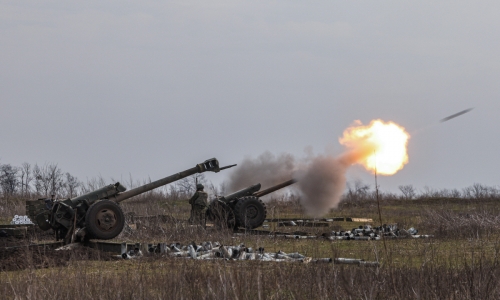 ▲우크라이나 동부 돈바스 도네츠크 지역의 민병대가 전투를 하고 있다. 도네츠크/타스연합뉴스
