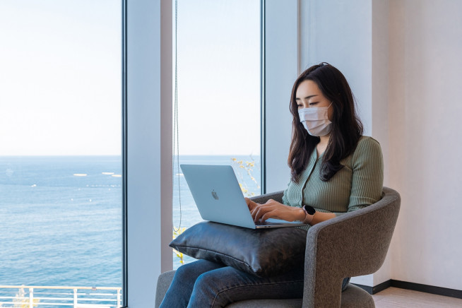 ▲롯데멤버스 워케이션 참여 직원이 속초 롯데리조트에서 원격근무를 하고 있다(사진제공=롯데멤버스)