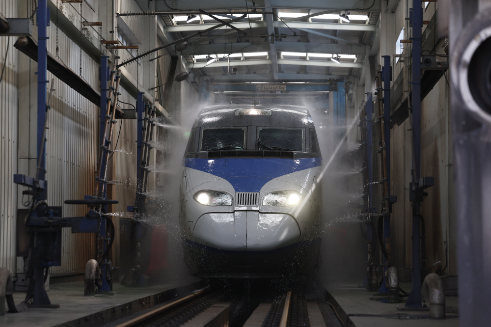 ▲이달 5일 고양시 수도권철도차량정비단에 KTX 열차가 자동세척고를 통과하고 있다. (연합뉴스)