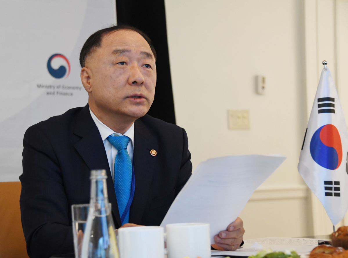 ▲홍남기 부총리 겸 기획재정부 장관이 4월 19일(현지시간) 미국 워싱턴D.C.에서 화상으로 열린 기후행동재무장관 연합회의에 참석해 발언하고 있다. (사진제공 기획재정부)