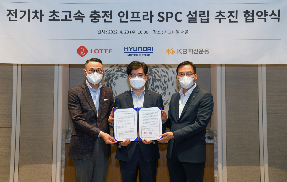 ▲20일 서울 잠실 시그니엘 서울에서 현대차그룹, 롯데그룹 및 KB자산금융이 전기차 초고속 충전 인프라 SPC 설립 추진을 위한 협약을 체결했다.
참가자는 사진 왼쪽부터 이동우 롯데지주 대표이사, 공영운 현대차그룹 사장, 이현승 KB자산운용 대표이사. (현대자동차그룹 제공)
