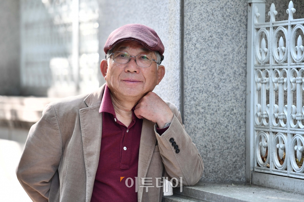 ▲나태주 시인이 19일 서울 강남구 도곡동의 한 거리에서 이투데이와 인터뷰에 앞서 포즈를 취하고 있다. 신태현 기자 holjjak@ (이투데이DB)