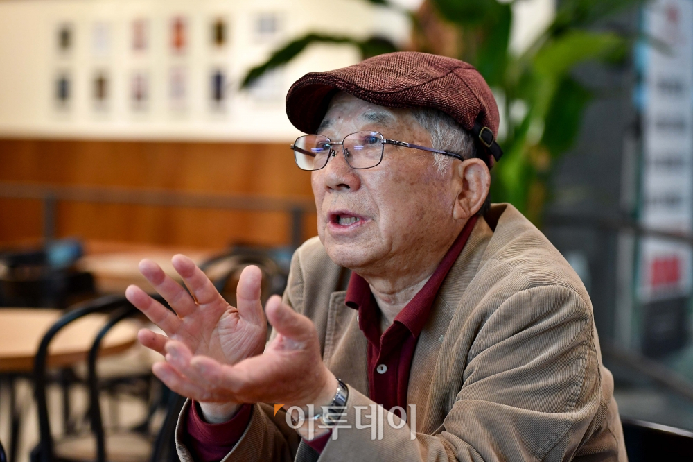 ▲나태주 시인이 19일 서울 강남구 도곡동의 한 카페에서 이투데이와 인터뷰를 갖고 있다. 신태현 기자 holjjak@ (이투데이DB)