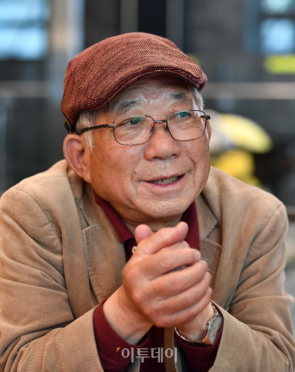 ▲나태주 시인이 19일 서울 강남구 도곡동의 한 카페에서 이투데이와 인터뷰를 갖고 있다. 신태현 기자 holjjak@ (이투데이DB)