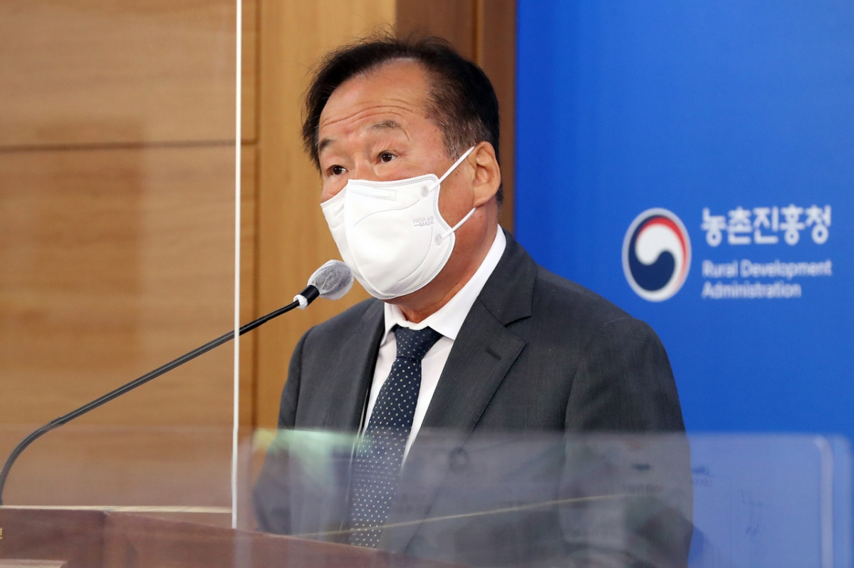 ▲이지원 농촌진흥청 국립원예특작과학원장이 20일 오전 정부세종청사에서 디지털 기술을 접목한 노지 사과재배 시스템에 대해 브리핑하고 있다. (뉴시스)