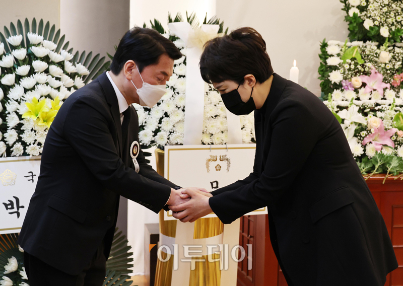 ▲안철수 대통령직인수위원회 위원장이 20일 서울 종로구 서울대병원 장례식장 부친의 빈소에서 김은혜 국민의힘 경기지사 예비후보의 조문을 받고 있다. (인수위사진기자단)