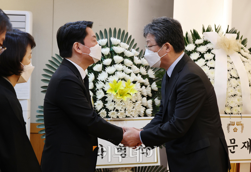 ▲안철수 대통령직인수위원회 위원장이 20일 서울 종로구 서울대병원 장례식장 부친의 빈소에서 유승민 국민의힘 경기지사 예비후보의 조문을 받고 있다. (인수위사진기자단)