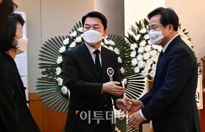 ▲김동연 더불어민주당 경기지사 예비후보가 20일 서울 종로구 서울대병원 장례식장에 마련된 안철수 제20대 대통령직인수위원장 부친의 빈소를 찾아 조문을 하고 있다. (인수위사진기자단)