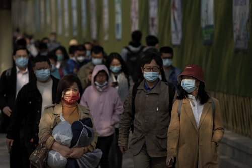 ▲중국 사람들이 마스크를 낀 채 베이징 거리를 걷고 있다. 베이징/AP연합뉴스
