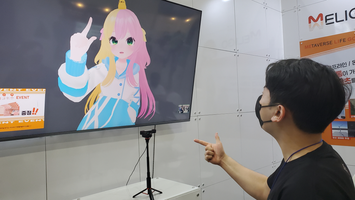 ▲관람객이 브이튜버 '현단아'와 가위바위보 게임을 하고 있다. (이시온 기자 zion0304@)