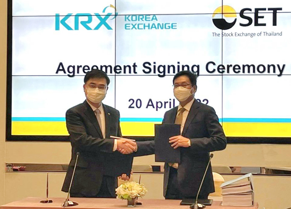 ▲손병두 한국거래소(KRX) 이사장(왼쪽)이 파콘 피타타와차이 태국증권거래소 사장과 청산결제시스템 유지보수계약을 체결하고 기념사진을 촬영하고 있다. (출처=한국거래소)