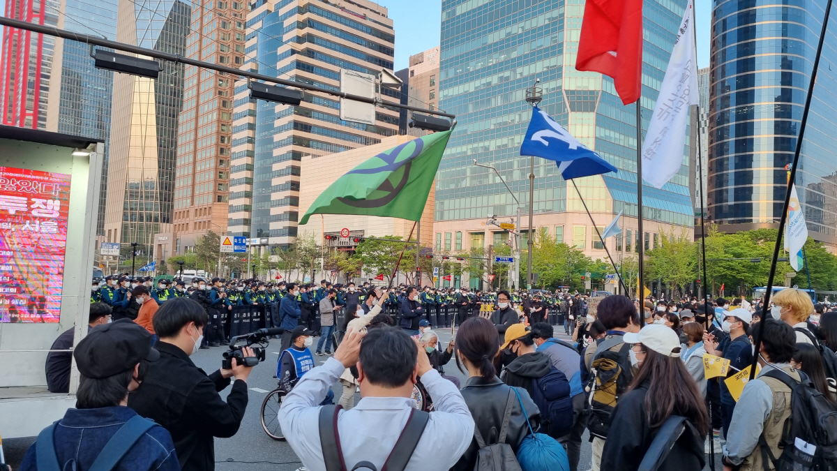 ▲장애인단체가 장애인의 날인 20일 오후 서울 여의도공원 앞 여의대로에서 전국장애인차별철폐연대(전장연) 등 장애인단체가 시위를 벌이고 있다. (연합뉴스)