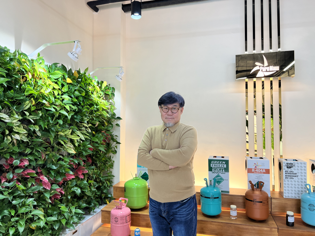 ▲충북 보은군에 위치한 퓨어만 본사 사무실에서 김태한 대표를 만났다. 사무실엔 퓨어만에서 제조하는 냉매와 소화약제 제품들이 놓여있다.  (사진제공=퓨어만)