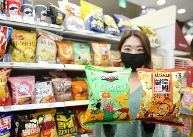 ▲GS25에서 모델이 오사쯔리틀넥과 바프쌀로별마늘빵맛 상품을 들고 포즈를 취하고 있다.(사진제공=GS25)