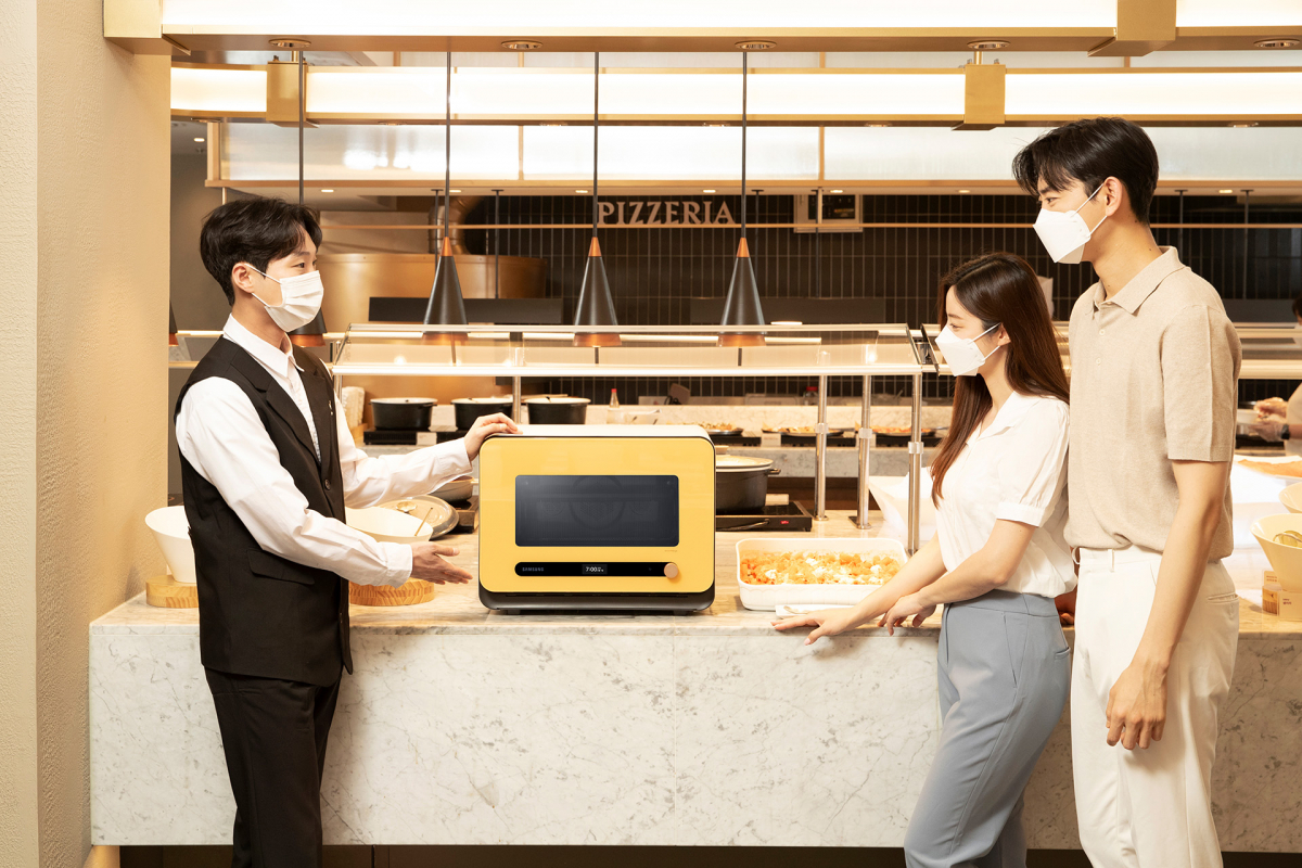 ▲삼성전자 모델이 서울 잠원동에 위치한 빕스 반포역점 비스포크 기획존에서 비스포크 큐커와 CJ푸드빌과의 협업 마케팅을 소개하고 있다. (제공=삼성전자)