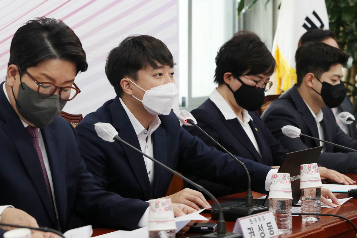 ▲국민의힘 이준석(왼쪽 두 번째) 대표가 21일 오전 서울 여의도 국회에서 열린 최고위원회의에서 발언하고 있다. (국회사진기자단)