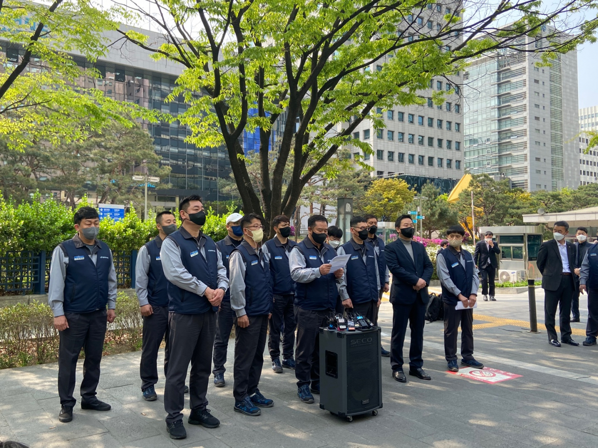 ▲21일 서울 여의도 한국거래소 사옥 앞에서 쌍용자동차 노사가 ‘쌍용차 상장 폐지 개선 기간 연장 요청 기자회견’을 진행 중이다.  (문수빈 기자 bean@)