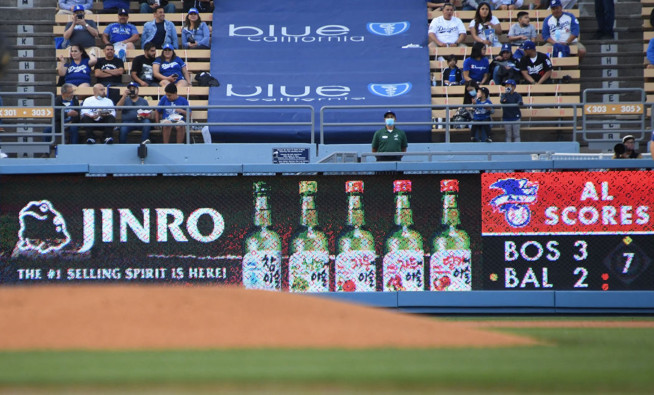 ▲지난 11일 LA다저스 홈경기 중 하이트진로 글로벌 브랜드 JINRO 제품 5종이 LED 광고에 나오고 있다.(사진제공=하이트진로)