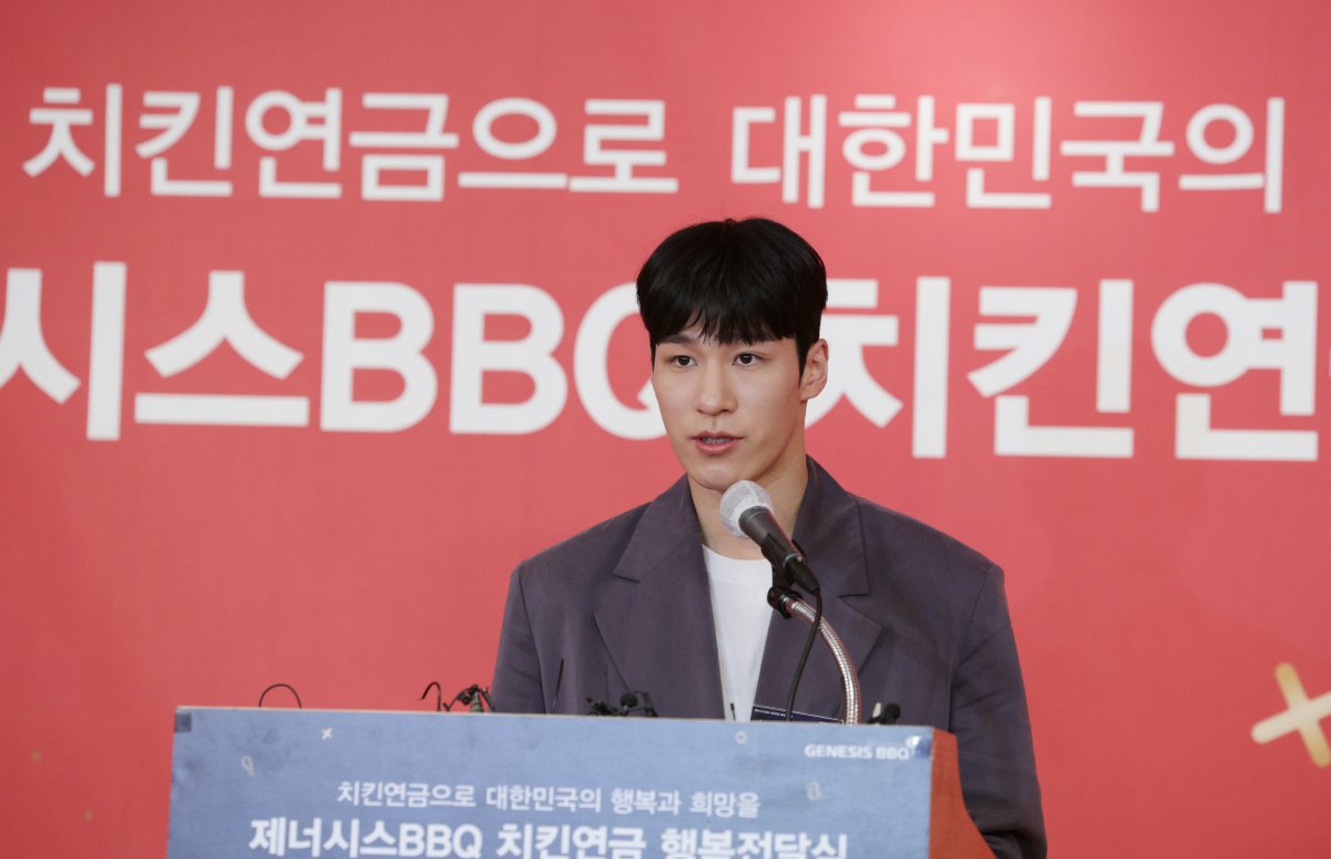 ▲2022 베이징동계올림픽에서 금메달을 획득한 황대헌이 21일 오전 서울 중구 롯데호텔에서 열린 제너시스 BBQ 치킨연금 행복전달식에서 환영사를 하고 있다. (연합뉴스)