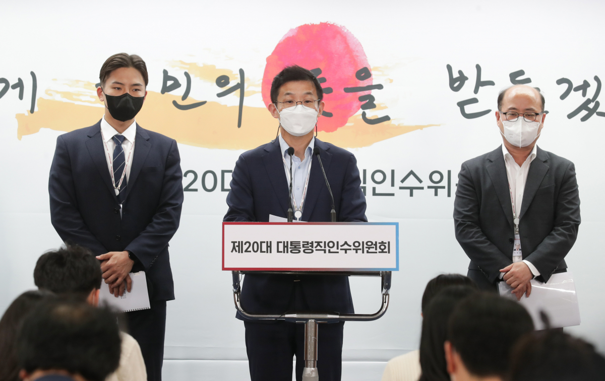 ▲[서울=뉴시스] 인수위사진기자단 = 남기태 과학기술교육분과 인수위원이 21일 서울 종로구 통의동 인수위 기자회견장에서 ‘국가 전략기술 초격차 R&D 및 디지털 국가전략 추진' 관련 브리핑을 하고 있다. 2022.04.21. photo@newsis.com