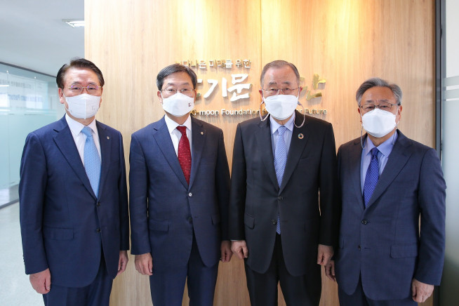 ▲고려대학교와 반기문재단은 지난 19일 글로벌 헬스케어 플랫폼 공동운영 협약을 체결했다. 고려대학교 김영훈 의무부총장(왼쪽부터), 정진택 고려대 총장, 반기문재단 반기문 이사장, 김숙 상임이사가 협약식에서 기념 촬영을 하고 있다. (사진제공=고려대학교의료원)