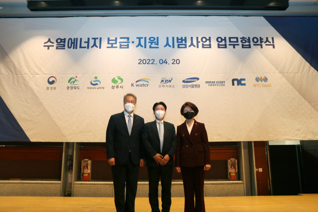 ▲삼성서울병원은 20일 수열에너지 보급·지원 시범사업에 참여하기 위해 환경부, 한국수자원공사와 업무협약을 체결했다. 박재현 한국수자원공사 사장(왼쪽부터), 이형배 삼성서울병원 행정부원장, 한정애 환경부 장관이 협약식에서 포즈를 취하고 있다. (사진제공=삼성서울병원)