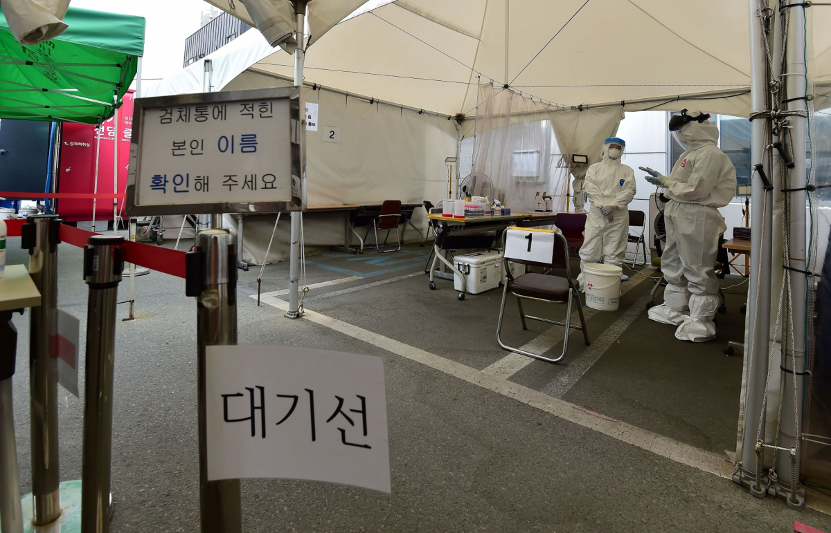 ▲0시 기준 코로나19 신규 확진자가 9만867명으로 집계된 21일 오전 대구 수성구 보건소 선별진료소가 한산한 모습을 보이고 있다. (뉴시스)