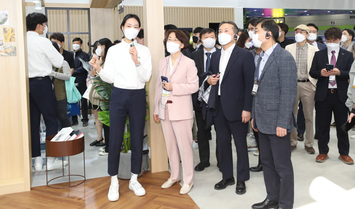 ▲임혜숙 과학기술정보통신부 장관이 21일 오후 서울 강남구 코엑스에서 월드IT쇼 전시관을 관람하고 있다. (사진제공=과학기술정보통신부)