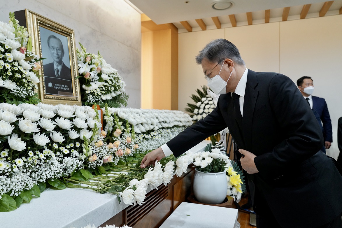▲<YONHAP PHOTO-4813> 문대통령, 고 한승헌 전 감사원장 조문    (서울=연합뉴스) 문재인 대통령이 21일 서울 서초구 서울성모병원 장례식장에 마련된 고 한승헌 전 감사원장 빈소를 찾아 조문하고 있다. 2022.4.21  [청와대 제공, 재판매 및 DB 금지]    seephoto@yna.co.kr/2022-04-21 15:36:34/<저작권자 ⓒ 1980-2022 ㈜연합뉴스. 무단 전재 재배포 금지.>