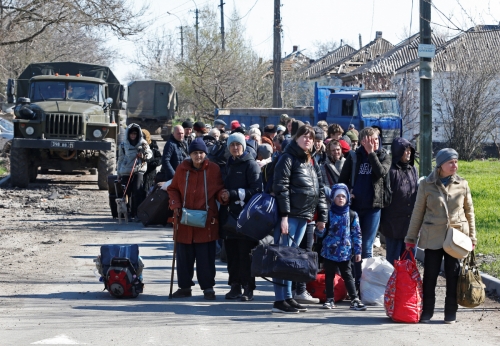 ▲우크라이나 남부 항구 도시 마리우폴에서 사람들이 20일(현지시간) 대피하기 위해 차량을 기다리고 있다. 마리우폴/로이터연합뉴스
