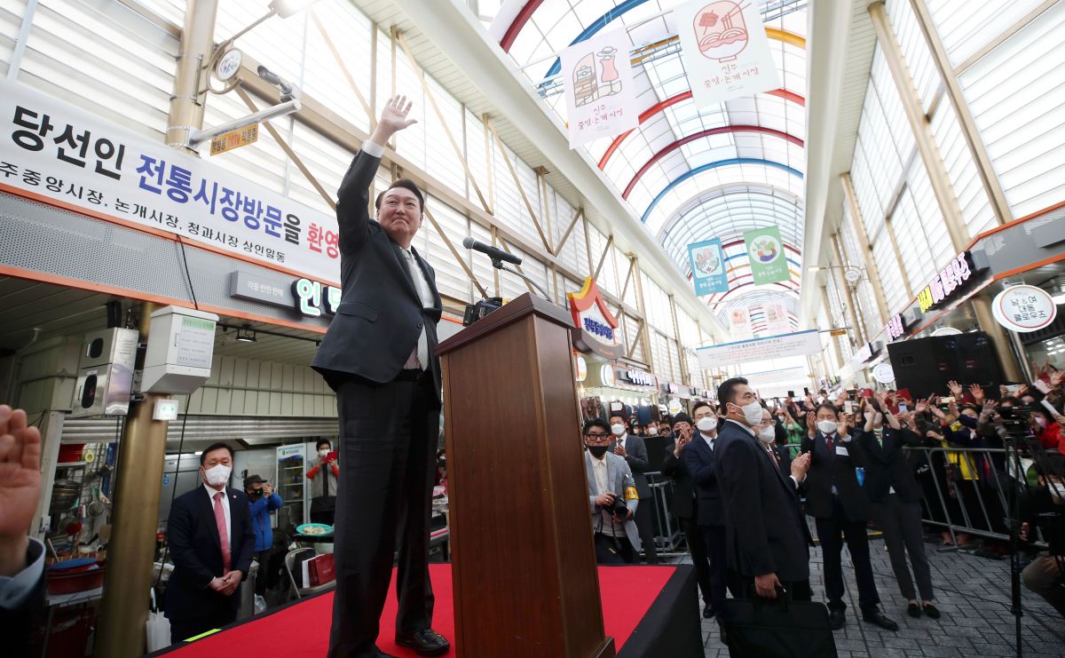 ▲[진주=뉴시스] 홍효식 기자 = 윤석열 대통령 당선인이 21일 오후 경남 진주시 중앙유등시장을 방문해 시민에게 인사하고 있다. 2022.04.21. yesphoto@newsis.com