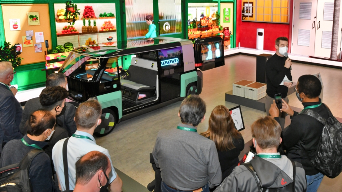 ▲2022년 CES에서 관람객들이 첨단 센서가 부착된 현대모비스 자율주행 컨셉트카 엠비전 투고(M.VISION 2GO)를 관람하고 있다.  (사진제공=현대모비스)