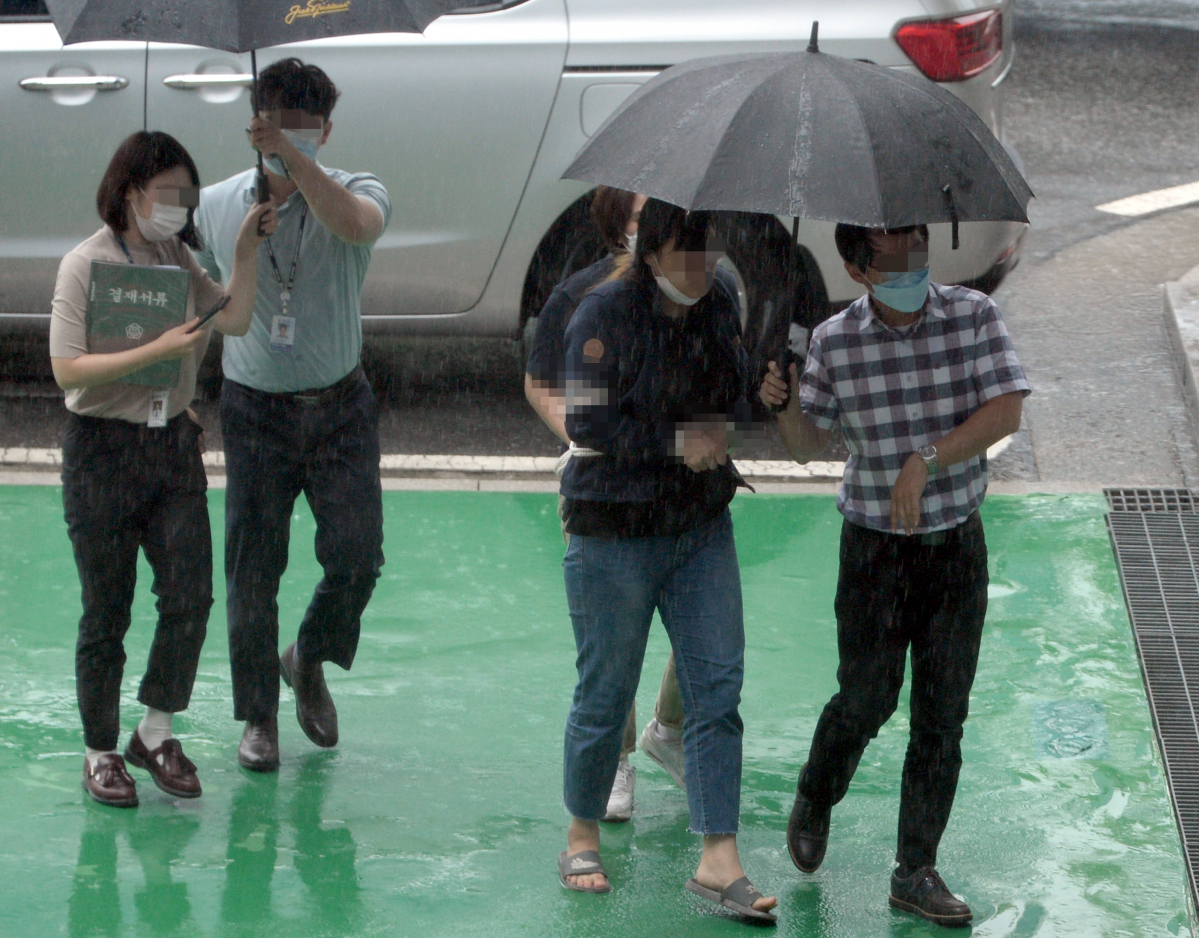 ▲자신의 영아를 충북 청주시 흥덕구 한 음식물 쓰레기통에 유기한 혐의로 붙잡힌 산모 A씨. (뉴시스)