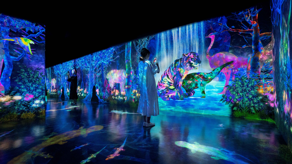 ▲갤럭시 하라주쿠 방문객들이 '갤럭시 Z 플립3'를 통해 전시물을 체험하고 있다. (제공=삼성전자)