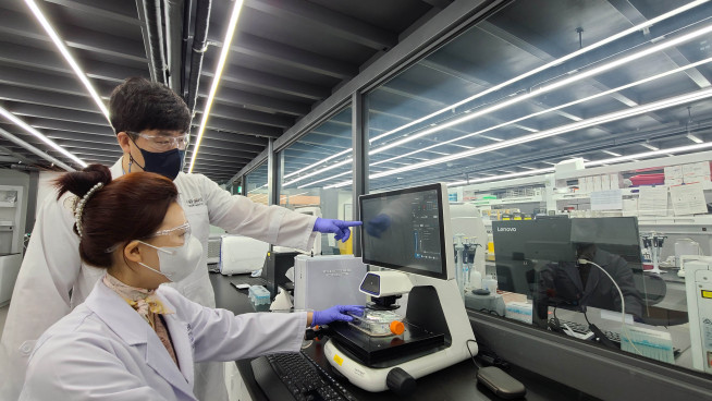 ▲아피셀테라퓨틱스 연구원이 AFX 플랫폼 기술을 이용해 연구하고 있다. (사진제공=대웅제약)