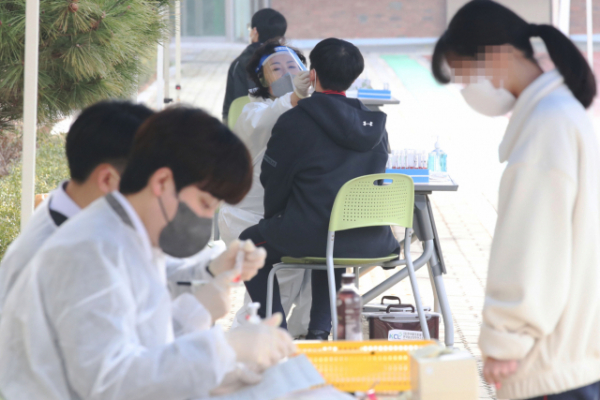 ▲서울 관악구 인헌중학교 학생들이 3월 16일 학교에 설치된 이동형 유전자증폭(PCR) 검사소에서 검사를 받고 있다. (연합뉴스)