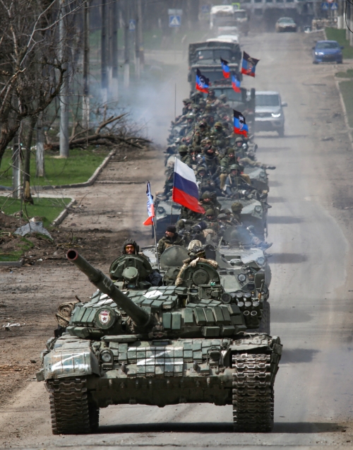 ▲러시아군 장갑차들이 21일(현지시간) 우크라이나 남부 마리우폴 시내를 이동하고 있다. 마리우폴/로이터연합뉴스
