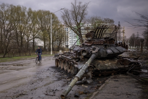 ▲ 21일(현지시간) 우크라이나 체르니히우에서 자전거를 탄 한 주민이 파괴된 러시아 전차 옆을 지나고 있다. 체르니히우/AP뉴시스
