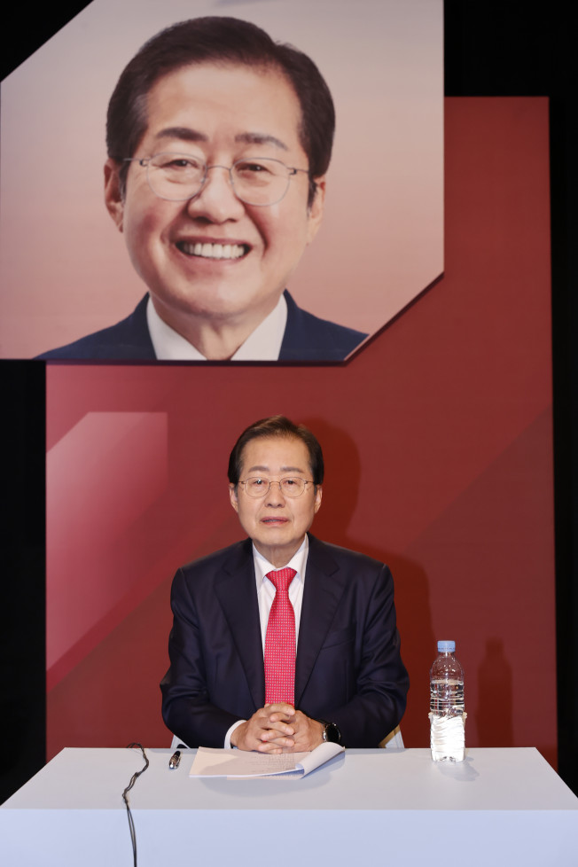 ▲19일 오후 대구 수성구 두산동 TBC 대구방송에서 열린 '제8회 지방선거 국민의힘 대구시장 후보 토론회'에서 홍준표 의원이 토론에 앞서 기념촬영을 하고 있다.  (연합뉴스)