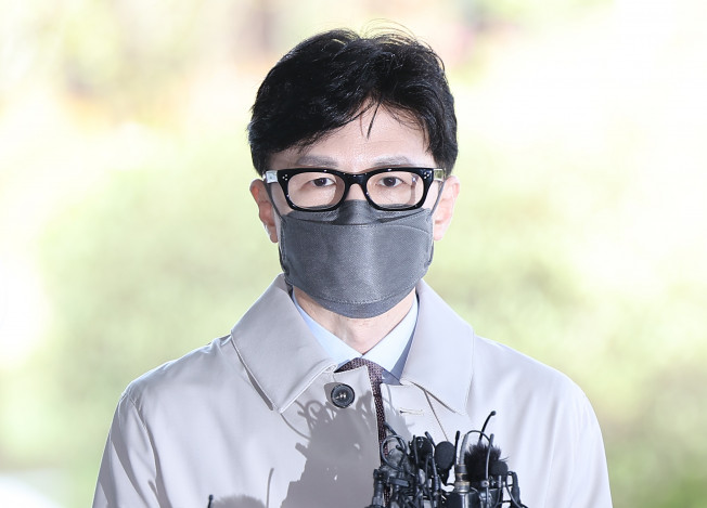 ▲한동훈 법무부 장관 후보자가 15일 오전 후보자 사무실이 마련된 서울 서초구 서울고등검찰청 청사로 출근하며 취재진 질문에 답하고 있다.  (연합뉴스)