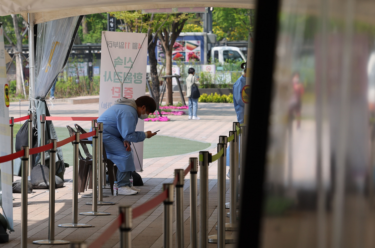 ▲19일 오전 서울시청 앞 광장에 마련된 신종 코로나바이러스 감염증(코로나19) 선별진료소가 한산한 모습을 보이고 있다. (사진=연합뉴스)