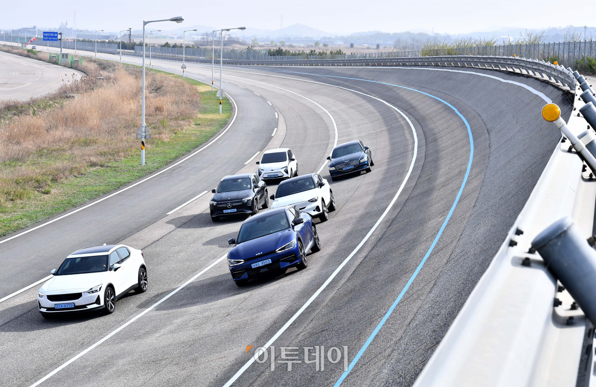 ▲기아 EV6 고성능 버전인 GT를 기점으로 국산 고성능 전기차들이 속속 등장할 것으로 기대된다. 사진은 제2회 대한민국 스마트EV 선발대회 실차 테스트 모습.  (이투데이DB)