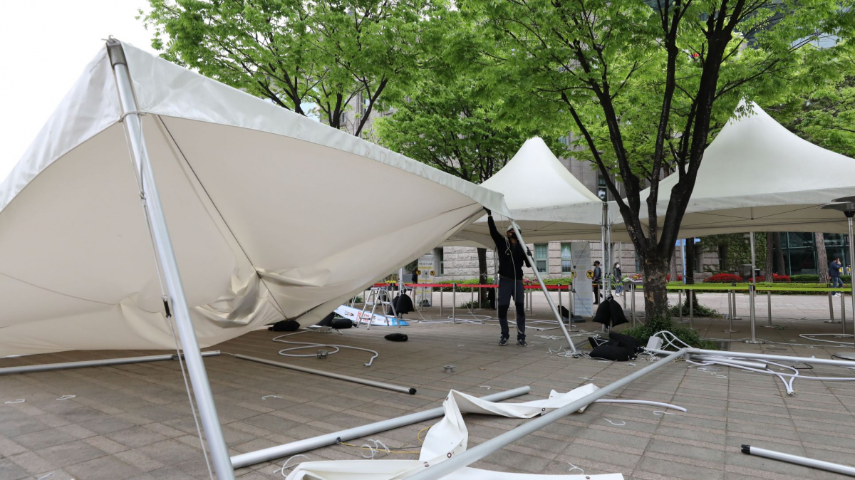 ▲22일 오후 서울 중구 서울광장 임시선별검사소에서 관계자가 철거작업을 하고 있다. 서울광장에 설치된 임시선별진료소는 청계광장으로 옮겨 24일부터 코로나19 검사를 진행한다. (뉴시스)