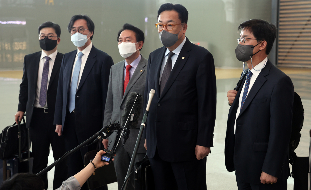 ▲한일정책협의대표단 단장인 국민의힘 정진석 국회부의장이 24일 인천공항에서 출국 전 기자들의 질문에 답하고 있다. 대표단은 이날 출국해 28일까지 일본 정부, 국회, 재계 인사 등과 만날 계획이다. (연합뉴스)