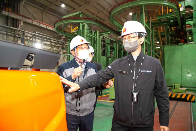 ▲현대중공업그룹의 건설 부문 계열사인 현대두산인프라코어가 안전사고 예방을 위해 협력사 안전 점검과 함께 전 임직원을 대상으로 한 안전의식 고취에 나섰다. 사진은 지난 22일 인천 서구 북항에 위치한 굴착기 부품 협력사 '에스틸'을 방문해 안전 점검하는 조영철 대표이사 사장.  (사진제공=현대두산인프라코어)