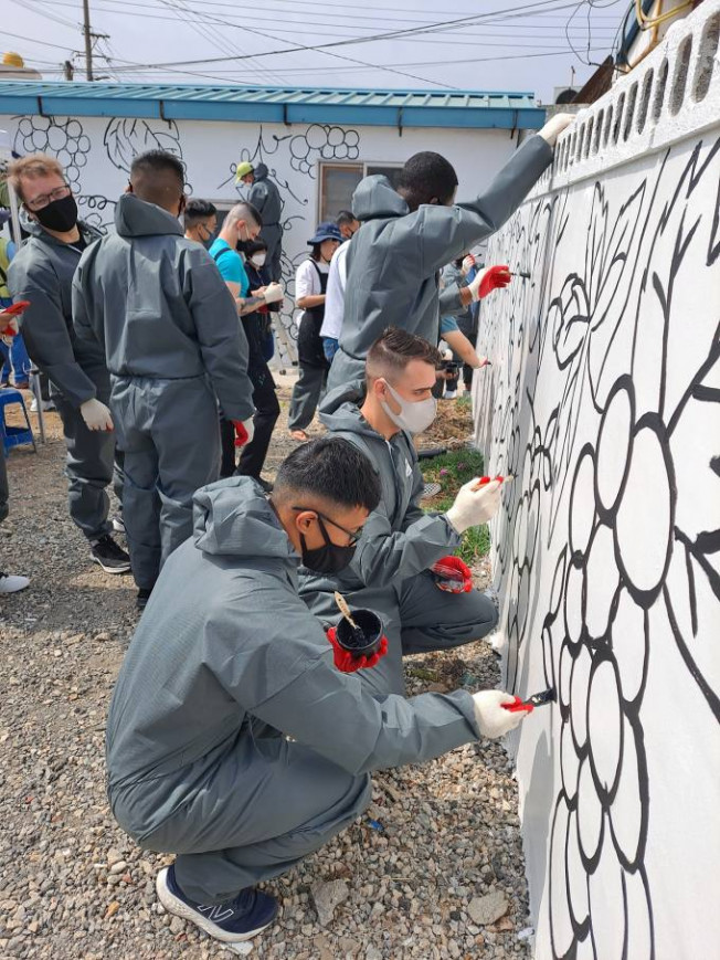 ▲포항제철소 직원들과 캠프 무적 대원들이 벽화를 그리고 있다. (사진제공=포항제철소)