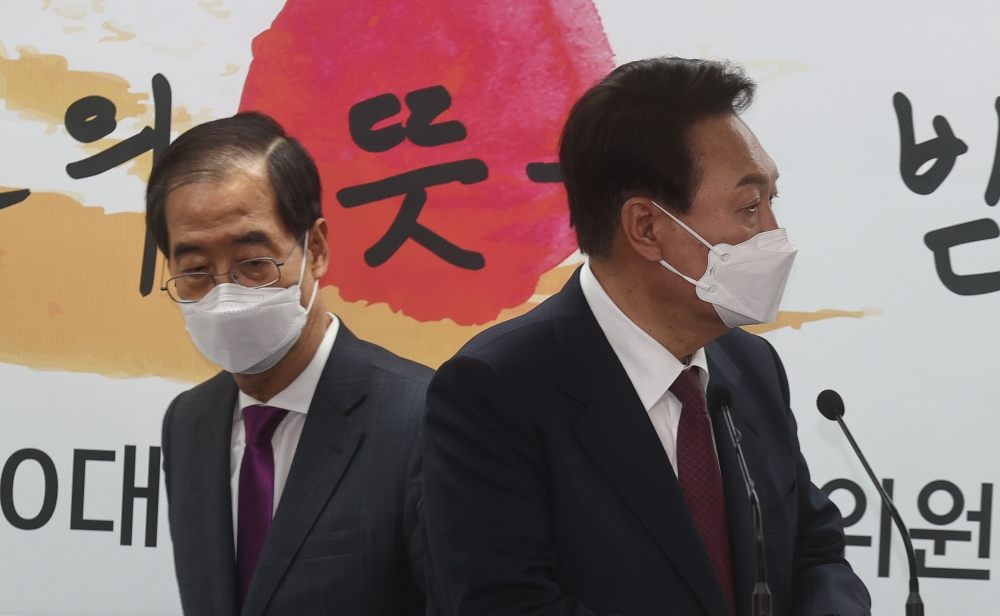 ▲윤석열 대통령 당선인(오른쪽)이 13일 서울 종로구 통의동 인수위 브리핑룸에서 2차 내각을 발표하기 위해 입장하고 있다. 왼쪽은 한덕수 국무총리 후보자. (이투데이DB)