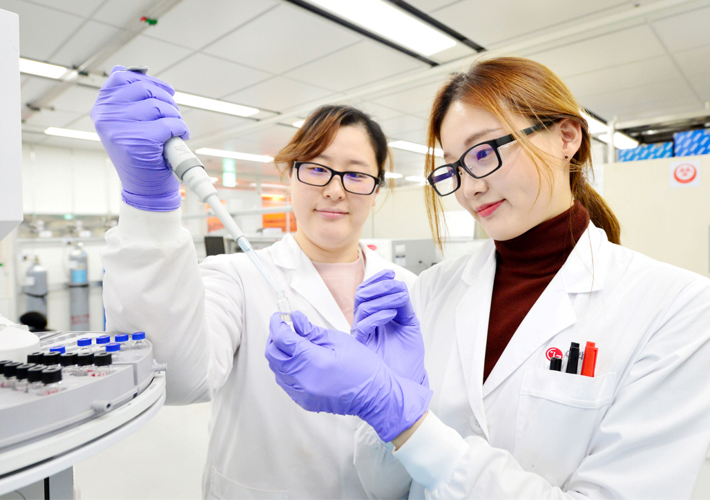 ▲LG화학 미래기술연구센터 연구원들이 신규 개발한 생분해성 신소재의 물성을 테스트하고 있다. 
 (사진제공=LG화학)