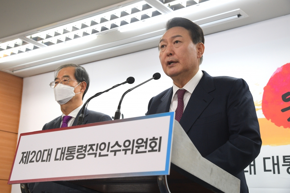 ▲윤석열 대통령 당선인이 13일 오후 서울 종로구 통의동 대통령직인수위원회 브리핑룸에서 2차 국무위원 후보 및 대통령 비서실장 인선 발표를 하고 있다. 왼쪽은 한덕수 국무총리 후보자. (이투데이DB)